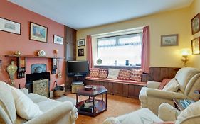 Charming Historical Cottage In Scarborough